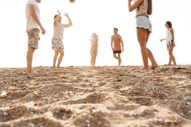 Voleybol oynayan neşeli arkadaşlar grubu