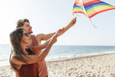 Uçurtma ile oynayan güzel genç çift