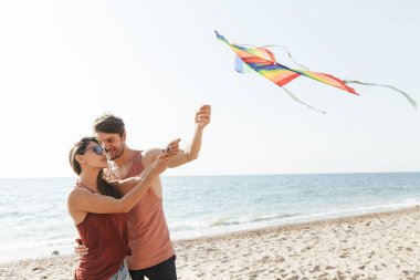 Uçurtma ile oynayan güzel genç çift