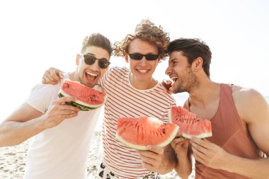 Neşeli mutlu arkadaşlar plajda kamp