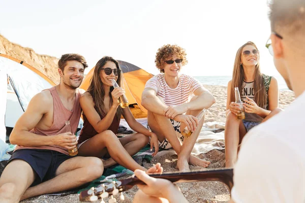 Grupo de amigos felizes alegres acampar na praia — Fotografia de Stock