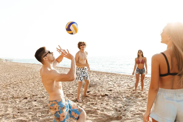 Voleybol oynayan neşeli arkadaşlar grubu
