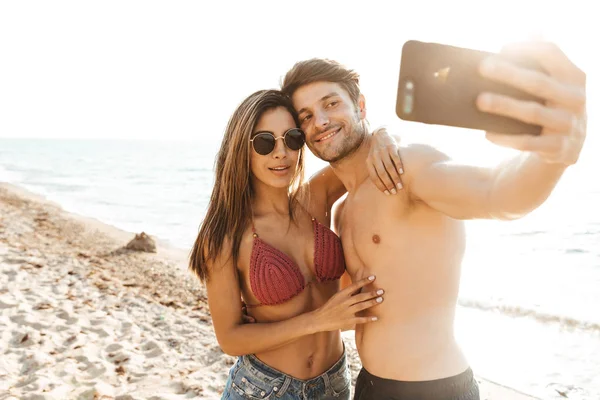 Hermosa pareja joven encantadora en el amor —  Fotos de Stock