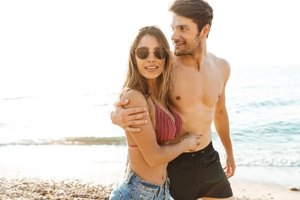 Hermosa pareja joven encantadora en el amor — Foto de Stock