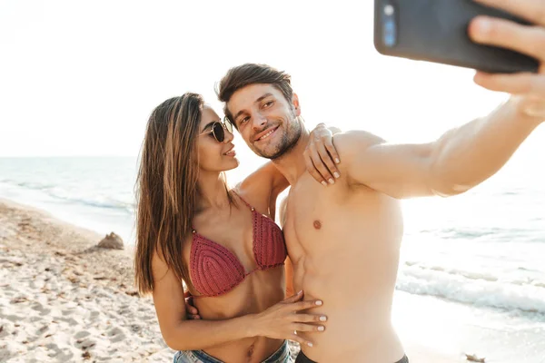 Hermosa pareja joven encantadora en el amor —  Fotos de Stock