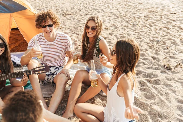 Grupo de amigos felizes alegres acampar na praia — Fotografia de Stock