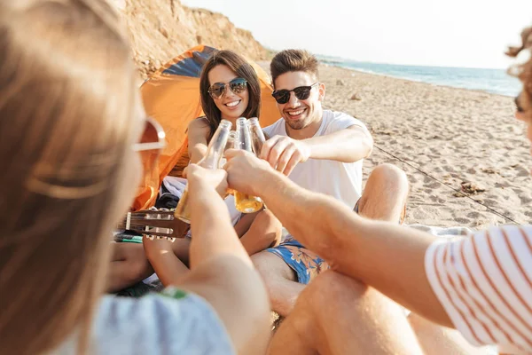 Groupe d'amis joyeux et heureux campant à la plage — Photo