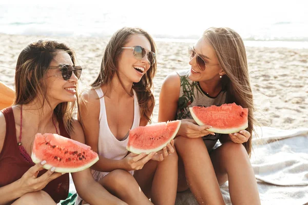 Vidám boldog barátok kempingezés a strandon — Stock Fotó