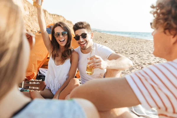 Gruppe fröhlich fröhlicher Freunde campiert am Strand — Stockfoto