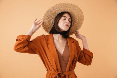 Hasır şapka takan genç güzel kadın