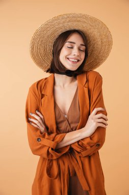 Hasır şapka takan genç güzel kadın