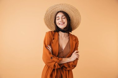 Hasır şapka takan genç güzel kadın