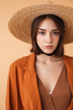 Hasır şapka takan genç güzel kadın