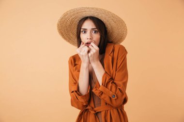 Hasır şapka takan genç güzel kadın