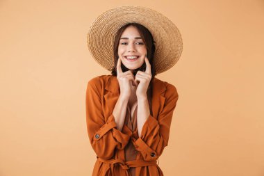 Hasır şapka takan genç güzel kadın