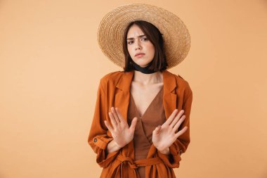 Hasır şapka takan genç güzel kadın