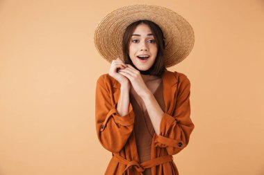 Hasır şapka takan genç güzel kadın