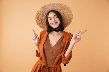 Hasır şapka giyen genç ve güzel bir kadının portresi