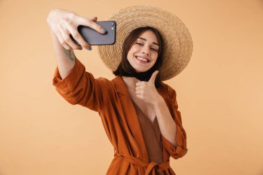 Hasır şapka takan genç güzel kadın