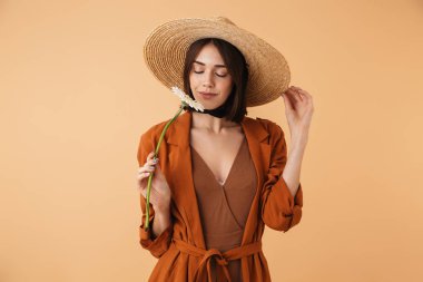 Hasır şapka takan genç güzel kadın