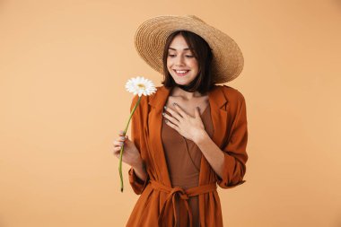 Hasır şapka takan genç güzel kadın