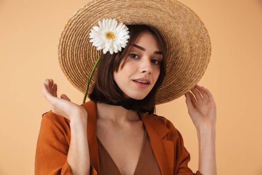 Hasır şapka takan genç güzel kadın