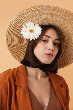 Hasır şapka takan genç güzel kadın