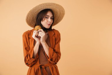 Hasır şapka takan genç güzel kadın