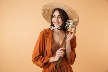 Hasır şapka takan genç güzel kadın