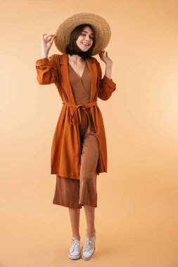 güzel bir genç kadının portresi tam uzunlukta