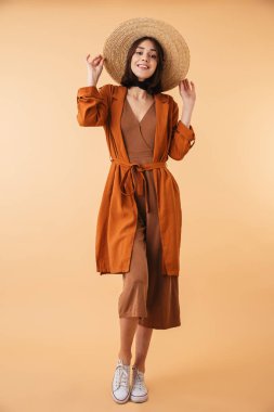 güzel bir genç kadının portresi tam uzunlukta