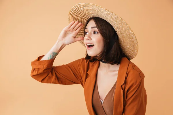 Hermosa mujer joven con sombrero de paja —  Fotos de Stock