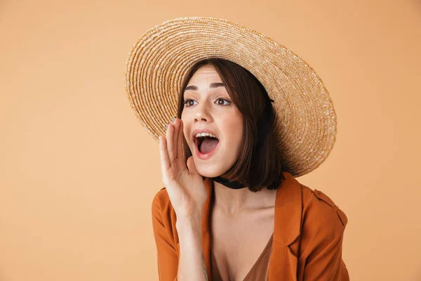 Mooie jonge vrouw dragen stro hoed — Stockfoto