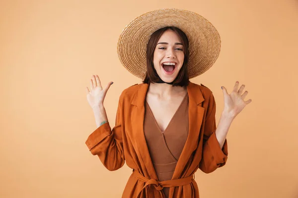 Retrato de una hermosa joven con sombrero de paja — Foto de Stock