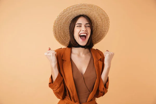 Belle jeune femme portant un chapeau de paille — Photo