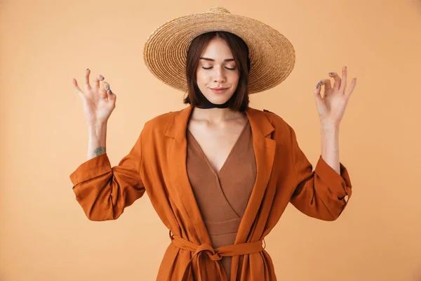 Retrato de una hermosa joven con sombrero de paja —  Fotos de Stock