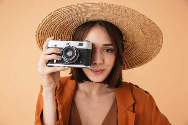 Vacker ung kvinna klädd i strå hatt — Stockfoto