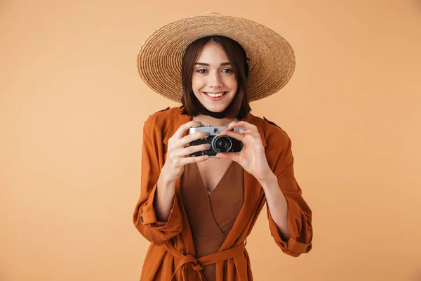 Vacker ung kvinna klädd i strå hatt — Stockfoto