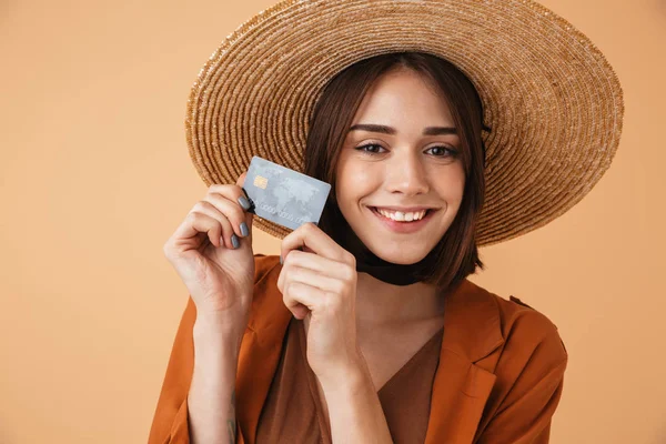 Schöne junge Frau mit Strohhut — Stockfoto