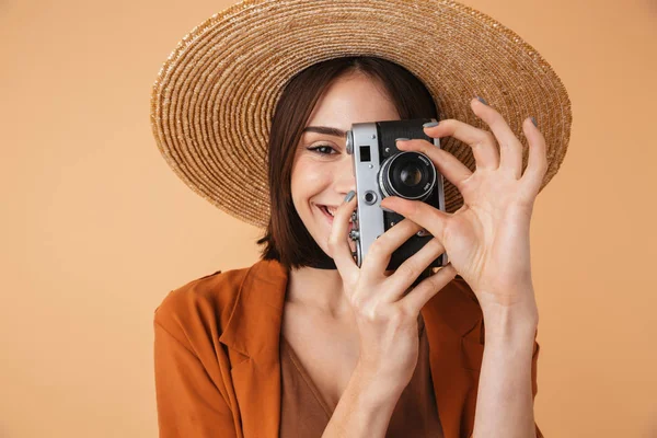 Vacker ung kvinna klädd i strå hatt — Stockfoto