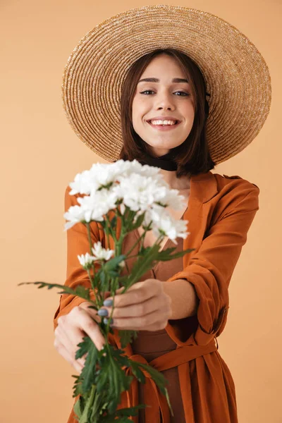 Hermosa mujer joven con sombrero de paja —  Fotos de Stock