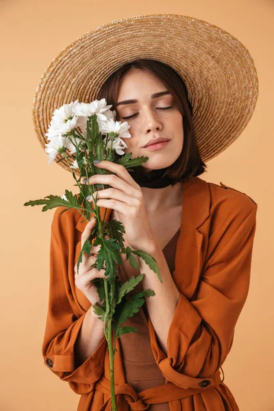 Mulher bonita usando chapéu de palha — Fotografia de Stock