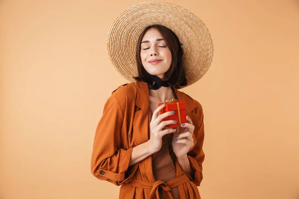 Hermosa mujer joven con sombrero de paja —  Fotos de Stock