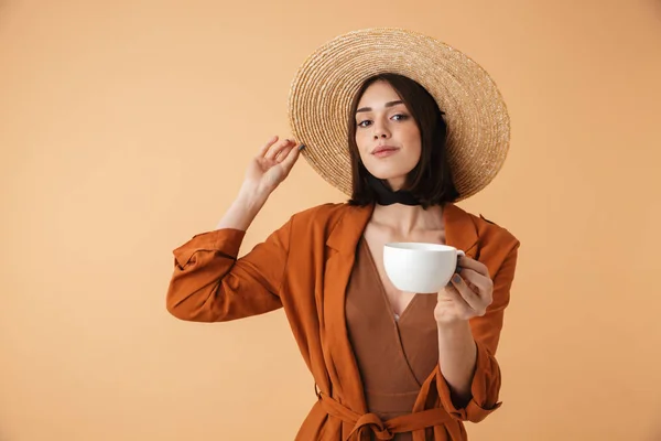 Bella giovane donna con cappello di paglia — Foto Stock