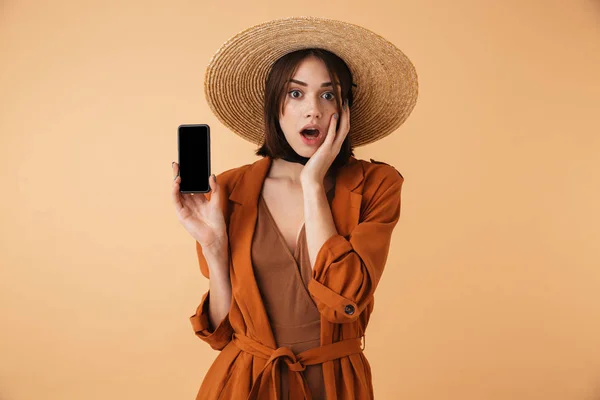 Hermosa mujer joven con sombrero de paja —  Fotos de Stock