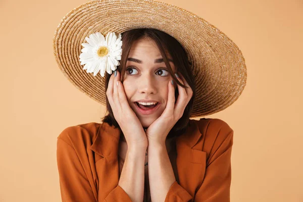 Krásná mladá žena na slaměném klobouku — Stock fotografie