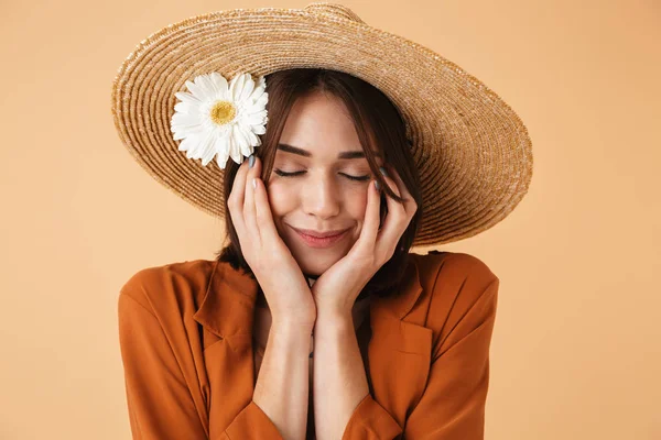 Hermosa mujer joven con sombrero de paja —  Fotos de Stock