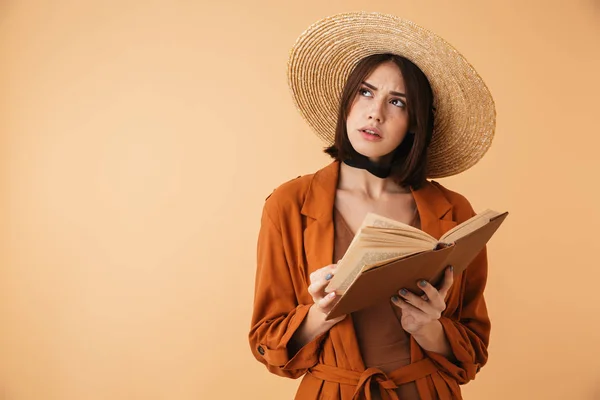 Hermosa mujer joven con sombrero de paja —  Fotos de Stock