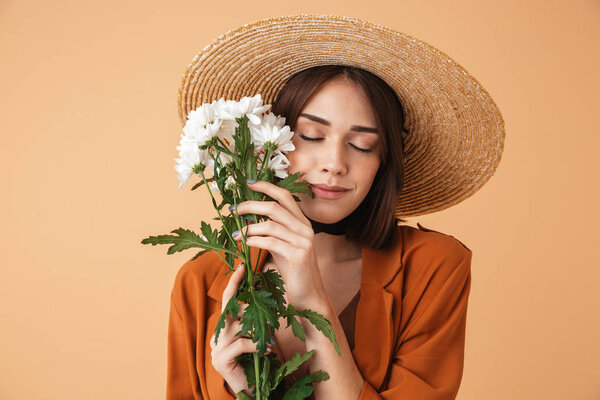 Beautiful young woman wearing straw hat — Stock Photo, Image