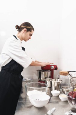 Evde yemek pişiren mutfakta yakışıklı genç aşçı şef.